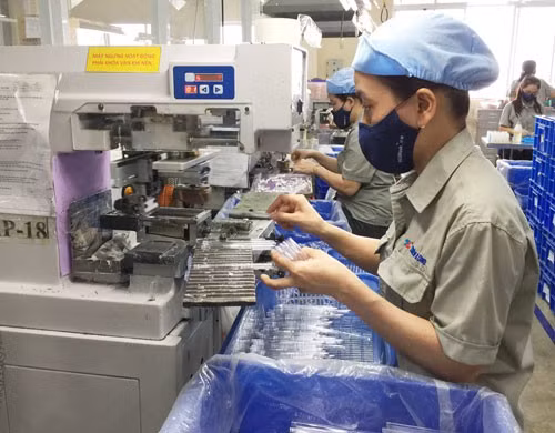 Công nhân làm việc tại Công ty CP Tập đoàn Thiên Long - KCN Tân Tạo, TP HCM