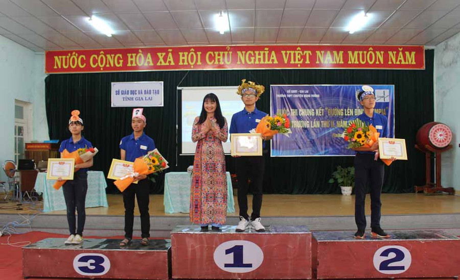  Ban tổ chức trao giải cho các thí sinh. Ảnh: Phan Lài