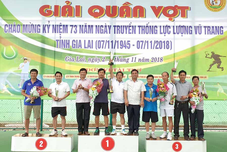 Các VĐV đoạt giải trên bục nhận Cúp. Ảnh: Minh Vỹ