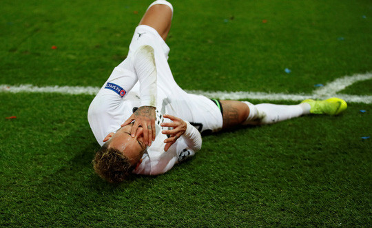 Neymar thường xuyên lăn lộn trên sân