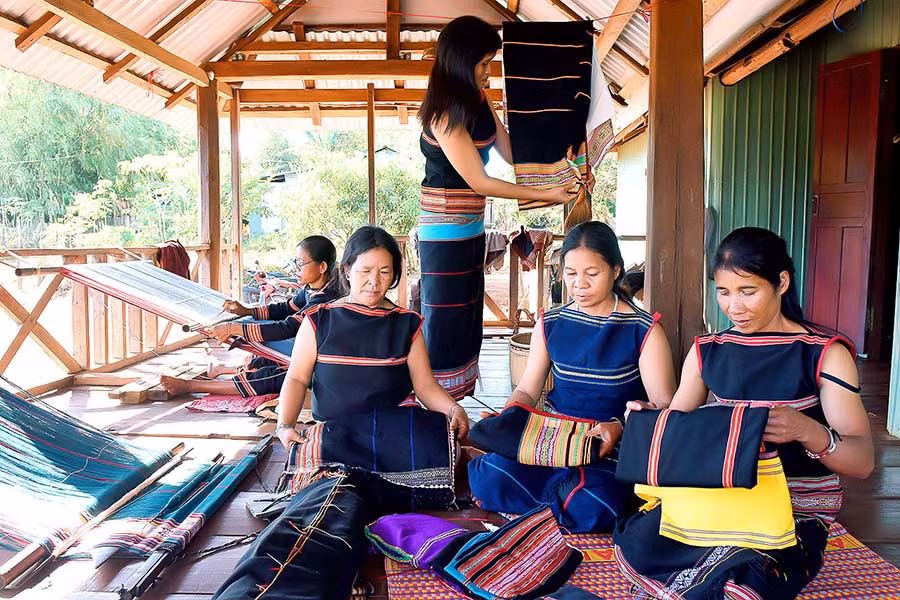 Các sản phẩm làm từ thổ cẩm truyền thống ngày càng đa dạng để đáp ứng nhu cầu của thị trường. Ảnh: Đ.T