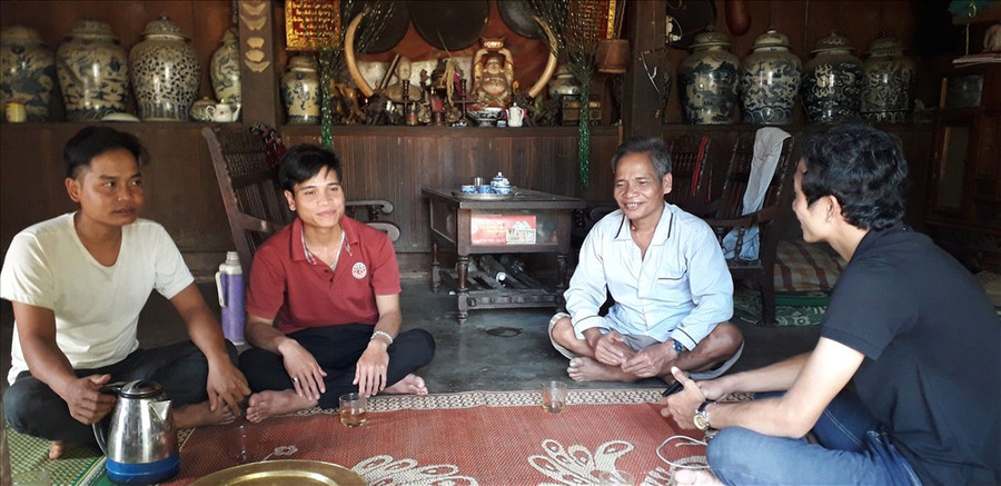 Ông Bríu Le (thứ hai-từ trái qua). Ảnh: Đ.V