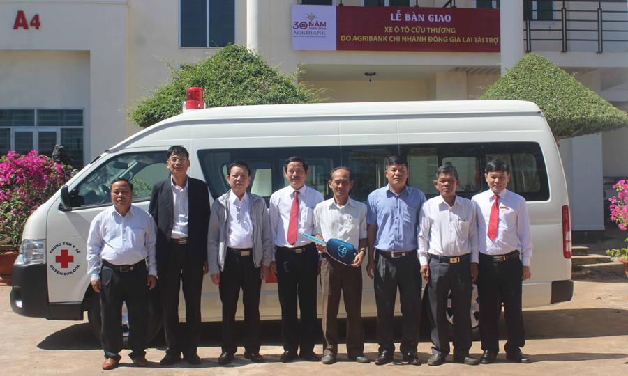 Bàn giao xe cứu thương cho Trung tâm Y tế huyện Đak Đoa. Ảnh: Sơn Ca