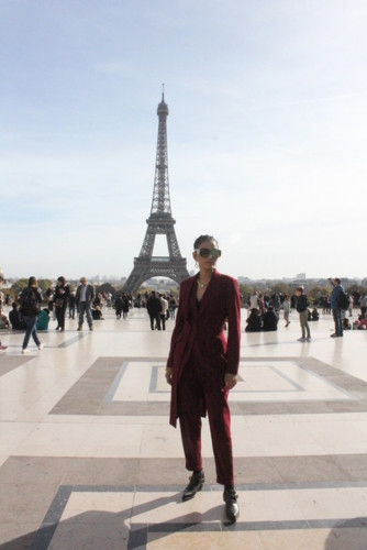  Tranh thủ thời gian rảnh rỗi, Trương Thị May đã đến thăm các địa danh nổi tiếng của Paris như tháp Eiffel, Khải hoàn môn...