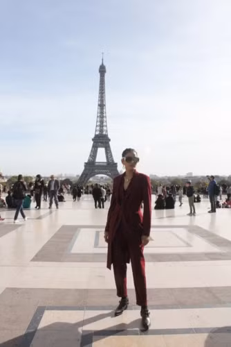  Tranh thủ thời gian rảnh rỗi, Trương Thị May đã đến thăm các địa danh nổi tiếng của Paris như tháp Eiffel, Khải hoàn môn...