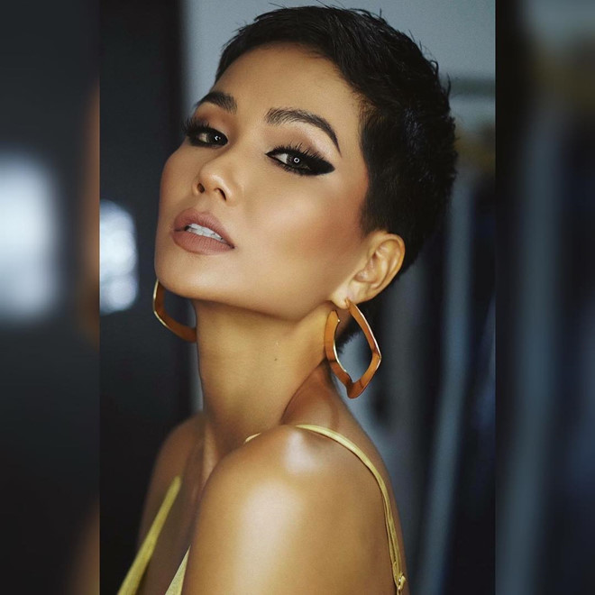 Một số nhà thiết kế cho rằng, chính làn da và mái tóc tém của H'Hen Niê khiến cô trở thành 