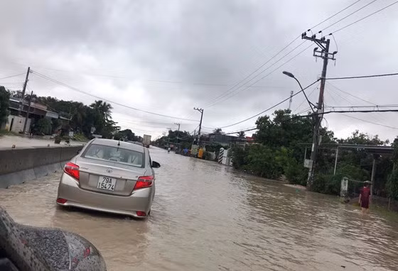  QL1A đoạn qua TP Cam Ranh bị ngập sâu