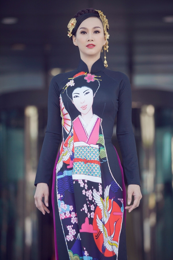 Một bộ áo dài có họa tiết lấy cảm hứng từ hình ảnh của các geisha. Paris Vũ (tên thật là Vũ Thị Hồng Phúc) từng diễn thời trang vào thập niên 1990. Sau đó, cô kết hôn và rời sàn diễn. Một bộ áo dài có họa tiết lấy cảm hứng từ hình ảnh của các geisha. Paris Vũ (tên thật là Vũ Thị Hồng Phúc) từng diễn thời trang vào thập niên 1990. Sau đó, cô kết hôn và rời sàn diễn.