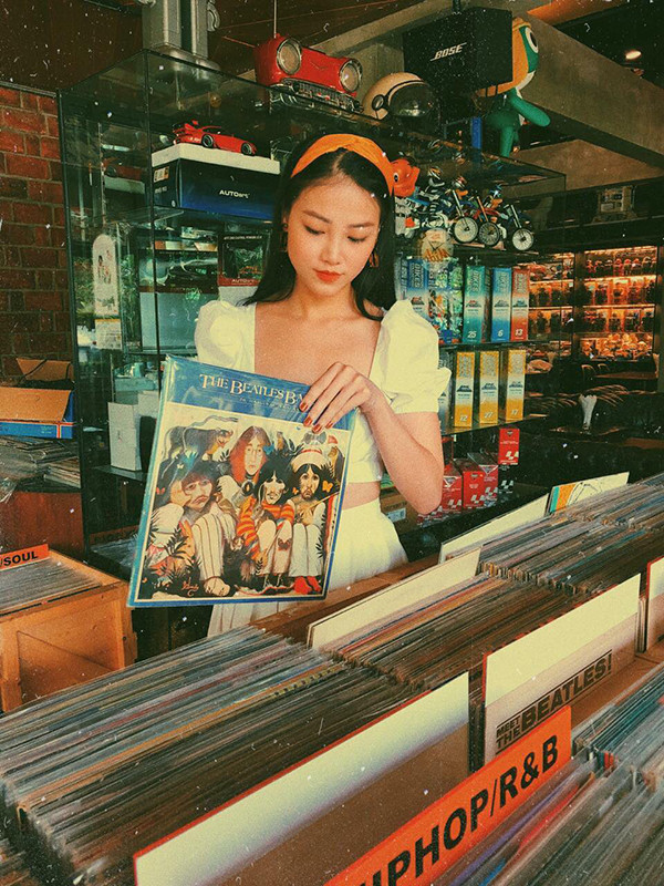 Trang phục đơn giản, gam màu đơn sắc thường được Phương Khánh lựa chọn để mix đồ hàng ngày. Người đẹp luôn khéo lựa các kiểu váy áo hợp mốt để tôn hình thể. Trang phục đơn giản, gam màu đơn sắc thường được Phương Khánh lựa chọn để mix đồ hàng ngày. Người đẹp luôn khéo lựa các kiểu váy áo hợp mốt để tôn hình thể.