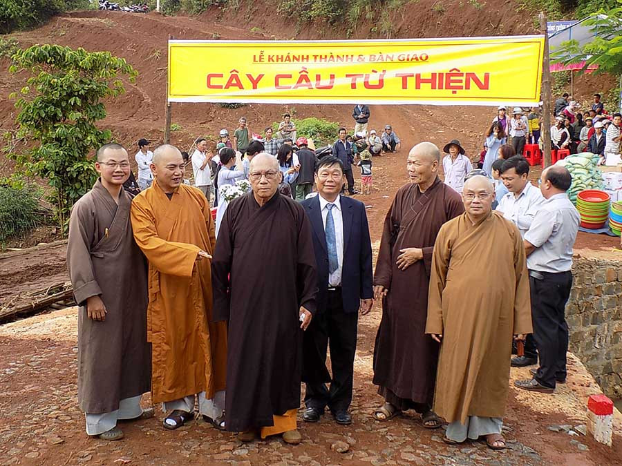  Đồng bào Phật giáo bàn giao công trình cầu từ thiện tại vùng đồng bào dân tộc thiểu số. Ảnh: Thanh Nhật
