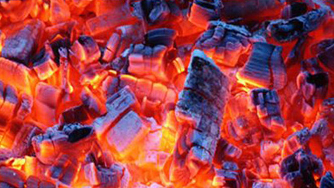 Than củi sinh ra khí CO khi đốt (ảnh minh họa)