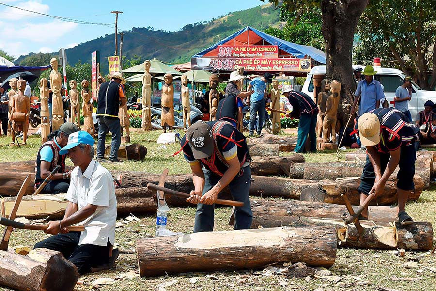 Trình diễn tạc tượng tại lễ hội