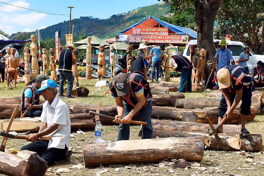 Trình diễn tạc tượng tại lễ hội