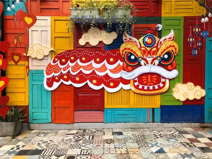 Hình con lân trước bức tường đủ sắc màu ghép từ nhiều cánh cửa gỗ trở thành điểm check-in yêu thích của khách dịp Trung Thu. 