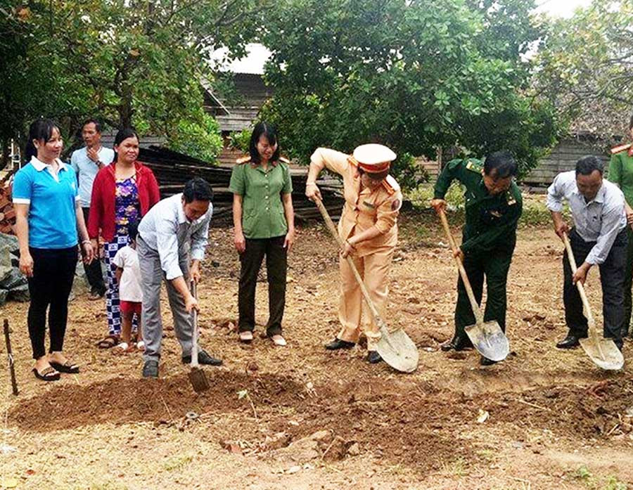  Khởi công xây dựng nhà “Mái ấm tình thương” cho chị Rơ Châm Jim (làng Klă, xã Ia Mơr) Ảnh: Mai Ka