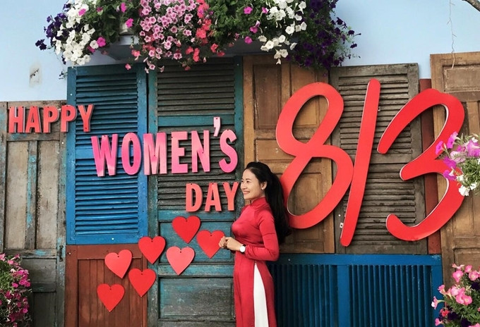 Ngoài ra, quán cũng chịu khó đầu tư decor theo chủ đề từng mùa nhằm hút khách. 