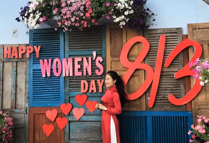 Ngoài ra, quán cũng chịu khó đầu tư decor theo chủ đề từng mùa nhằm hút khách. 