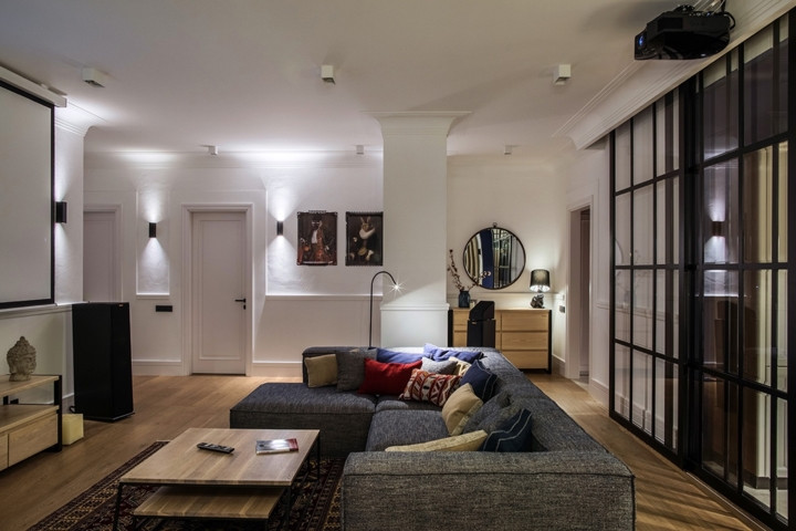 Chủ nhà chọn sơn tường màu trắng để dễ dàng làm nền trong trang trí, màn hình máy chiếu đối diện với ghế sofa mang lại những phút giây thư giãn thoải mái cho các thành viên trong nhà. Chủ nhà chọn sơn tường màu trắng để dễ dàng làm nền trong trang trí, màn hình máy chiếu đối diện với ghế sofa mang lại những phút giây thư giãn thoải mái cho các thành viên trong nhà.