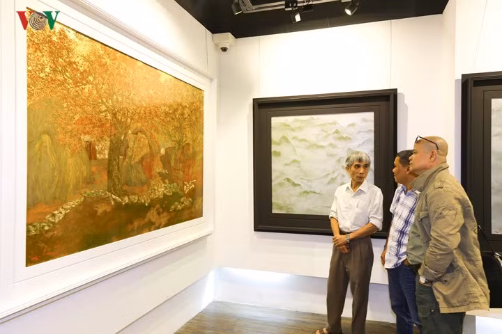  Trước tôi chưa có ai từng dùng sơn mài để diễn tả sương mù hay còn gọi là độ ẩm của không khí, một thứ không gian không hình tướng và nhẹ như hơi nước. Chỉ riêng việc này cũng đã lấy đi của tôi gần mười năm nghiên cứu. Những đau đáu về nghề, những dấu hỏi của những mục tiêu, cái đích mà tôi đã vạch ra như từng nấc thang của những giới hạn về nghề mà tôi phải vượt qua.