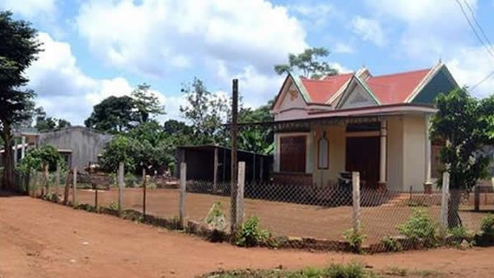 Những ngôi nhà khang trang mọc lên trên buôn làng trù phú ở Ia Tiêm.