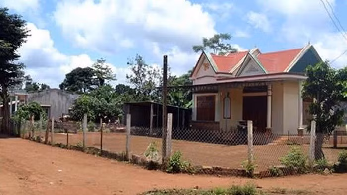 Những ngôi nhà khang trang mọc lên trên buôn làng trù phú ở Ia Tiêm.