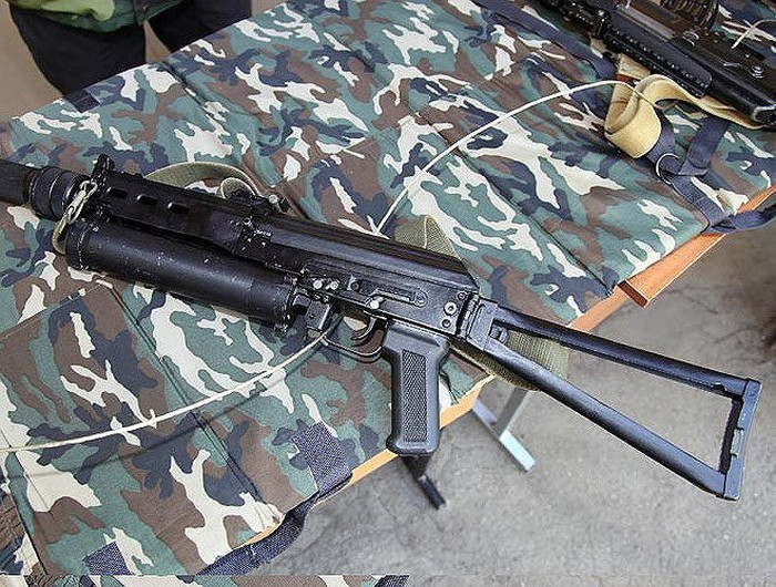 Khi bắn các loại đạn súng ngắn bình thường thì thoi nạp đạn sẽ lùi rất ngắn, làm tăng tốc độ bắn nhưng với các loại đạn súng ngắn mạnh, áp lực cao, thoi nạp đạn sẽ tự động lùi dài hơn làm giảm tốc độ tác xạ và giảm độ giật để bắn chính xác hơn.