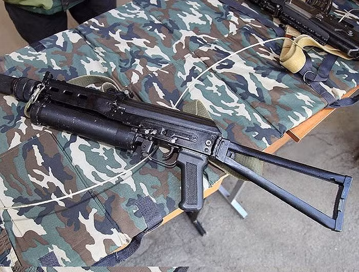 Khi bắn các loại đạn súng ngắn bình thường thì thoi nạp đạn sẽ lùi rất ngắn, làm tăng tốc độ bắn nhưng với các loại đạn súng ngắn mạnh, áp lực cao, thoi nạp đạn sẽ tự động lùi dài hơn làm giảm tốc độ tác xạ và giảm độ giật để bắn chính xác hơn.