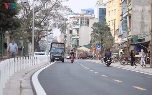 Phố Nguyễn Đình Chiểu giao cắt với đường Đại Cồ Việt.