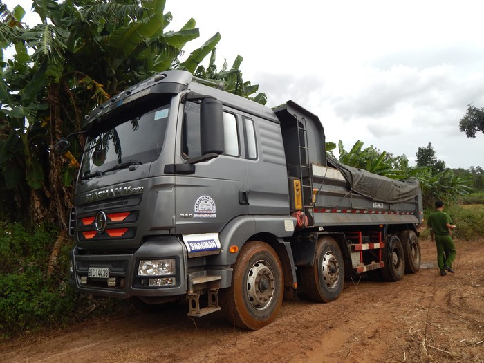  Chiếc xe ô tô chở cát