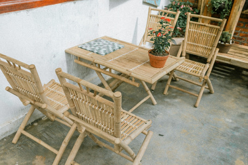 Lấy cảm hứng từ những "mảnh ghép" chân phương của cuộc sống, Peace Home gây ấn tượng bởi vẻ đẹp mộc mạc, tinh tế, ẩn chứa nhiều tâm tư tình cảm, bởi những bộ bàn ghế, vật dụng được làm từ tre, nứa. Lấy cảm hứng từ những