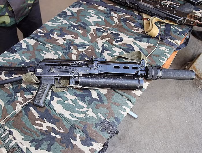 PP-19 có cơ chế nạp đạn bằng phản lực bắn, thoi nạp đạn đóng để tăng độ chính xác.