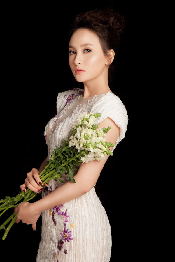 Bộ đầm ren trắng được đính hoa sắc tím, tôn lên vẻ nữ tính, đằm thắm cho diễn viên 'Ngày ấy mình đã yêu'. Bộ đầm ren trắng được đính hoa sắc tím, tôn lên vẻ nữ tính, đằm thắm cho diễn viên 'Ngày ấy mình đã yêu'.