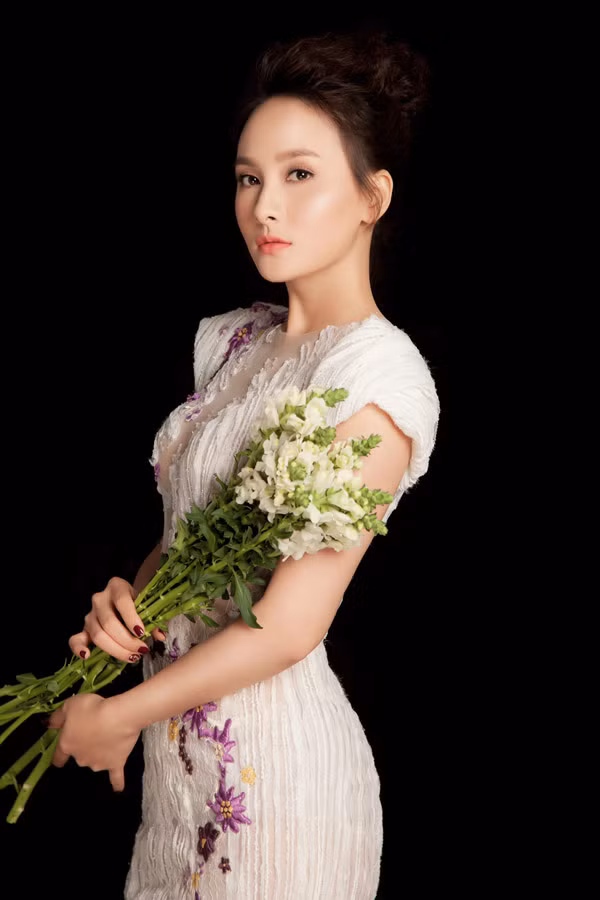 Bộ đầm ren trắng được đính hoa sắc tím, tôn lên vẻ nữ tính, đằm thắm cho diễn viên 'Ngày ấy mình đã yêu'.