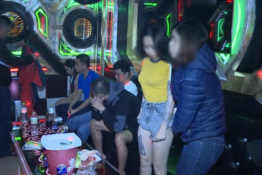 Tụ điểm karaoke Hoàng Phúc đã tồn tại từ lâu, gây bức xúc trong dư luận.
