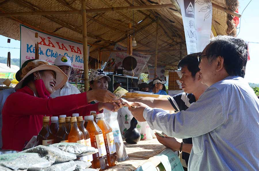 8 Du khách tham quan và mua sắm tại Lễ hội. Ảnh: P.L