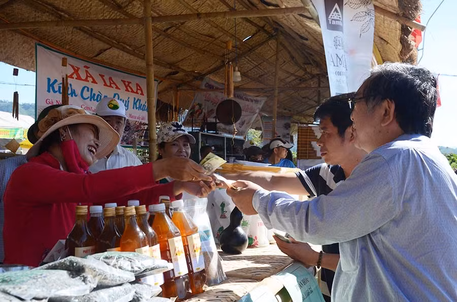 8 Du khách tham quan và mua sắm tại Lễ hội. Ảnh: P.L