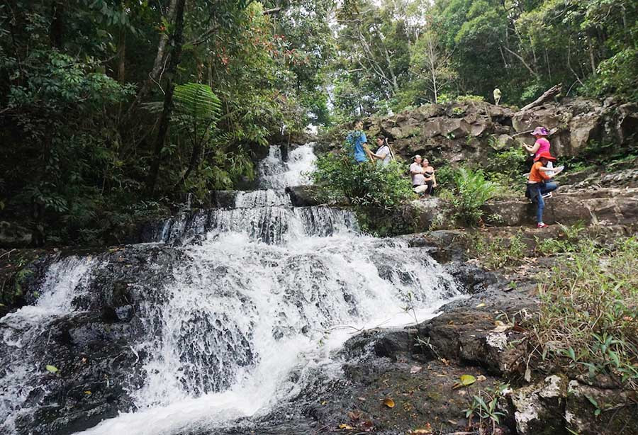 Doanh nghiệp đến khảo sát thác ba tầng ở Kbang (Gia Lai) để đầu tư du lịch. Ảnh: Hoàng Linh Doanh nghiệp đến khảo sát thác ba tầng ở Kbang để đầu tư du lịch. Ảnh: Hoàng Linh