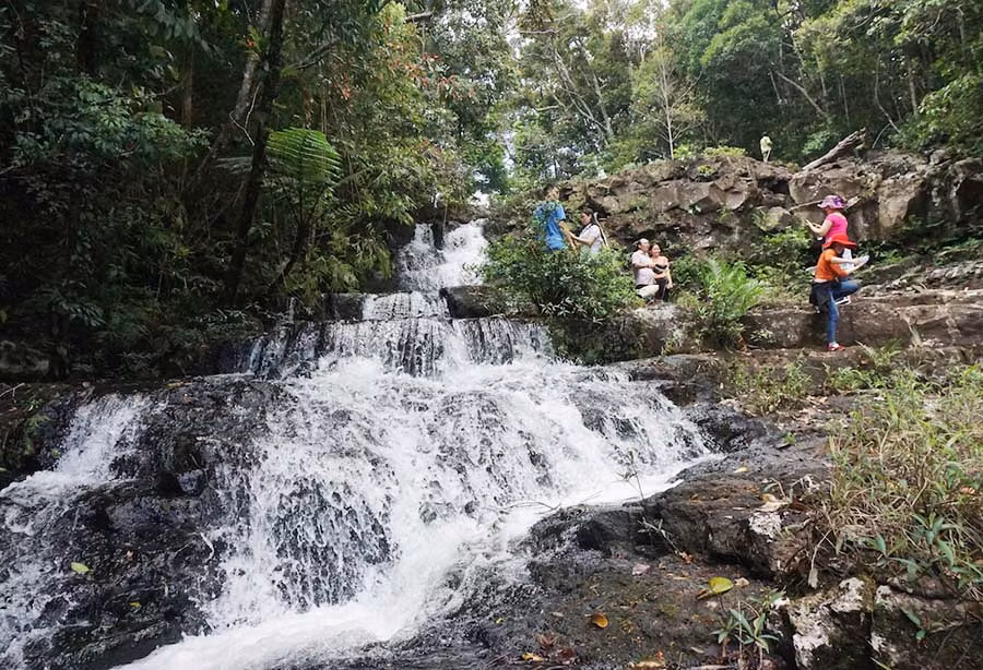 Doanh nghiệp đến khảo sát thác ba tầng ở Kbang để đầu tư du lịch. Ảnh: Hoàng Linh 