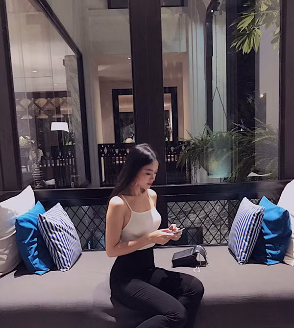  Được học tập tại một đất nước phát triển, vì thế Phương Khánh sớm có được sự tự tin và xây dựng thành công phong cách trẻ trung, hiện đại.