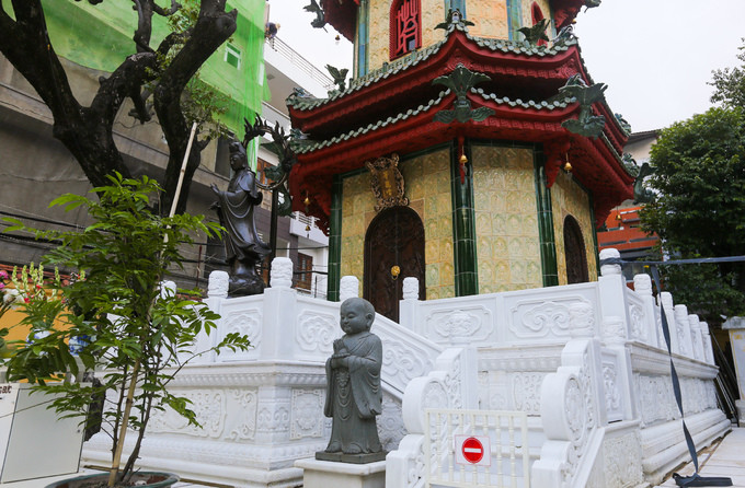 Tầng nền có họa tiết hoa sen cách điệu trên nền men trắng. Bốn cửa xung quanh chạm 8 vị thần Kim Cang trên nền gỗ. Lối vào tháp luôn đóng cửa, hạn chế cả du khách, tăng ni phật tử đi lên. Tầng nền có họa tiết hoa sen cách điệu trên nền men trắng. Bốn cửa xung quanh chạm 8 vị thần Kim Cang trên nền gỗ. Lối vào tháp luôn đóng cửa, hạn chế cả du khách, tăng ni phật tử đi lên.