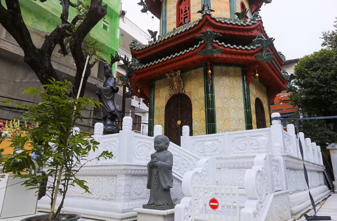 Tầng nền có họa tiết hoa sen cách điệu trên nền men trắng. Bốn cửa xung quanh chạm 8 vị thần Kim Cang trên nền gỗ. Lối vào tháp luôn đóng cửa, hạn chế cả du khách, tăng ni phật tử đi lên.