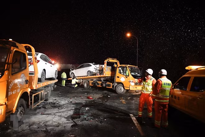 Lực lượng cứu hộ khắc phục hậu quả vụ tai nạn đâm xe liên hoàn trên tuyến cao tốc Lan Châu-Hải Khẩu, Trung Quốc ngày 3/11. (Nguồn: THX/TTXVN)