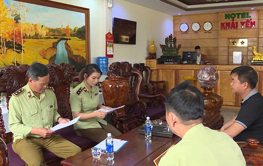  Lực lượng Quản lý Thị trường kiểm tra tại Khách sạn Khải Yến (TP. Pleiku). Ảnh: D.Q