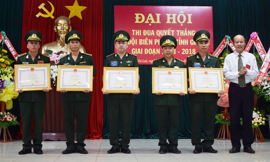 Các tập thể nhận ba82ngkhen của chủ tịch UBND tỉnh. Ảnh: Anh Huy