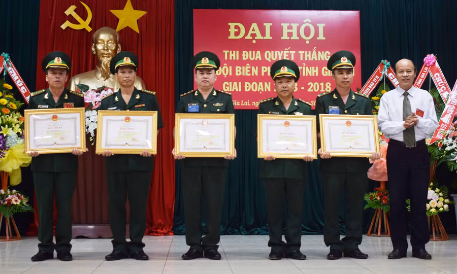 Các tập thể nhận ba82ngkhen của chủ tịch UBND tỉnh. Ảnh: Anh Huy