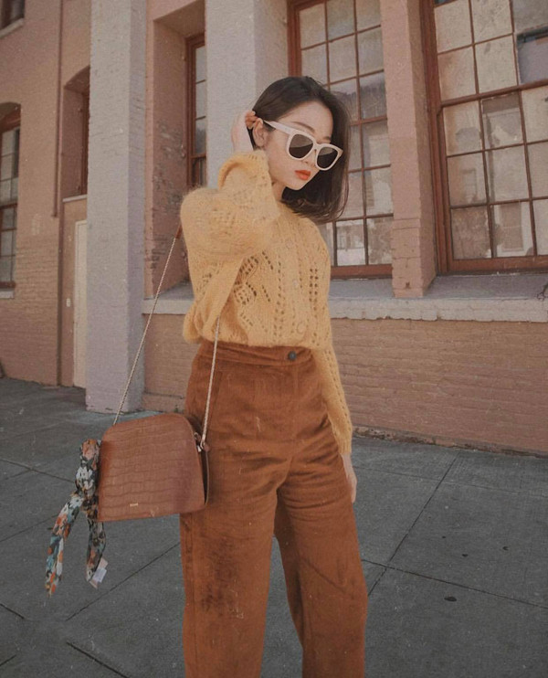 Set đồ mang lại sự ấm áp từ cảm giác ở tông nâu trầm cho đến chất liệu len và nhung.