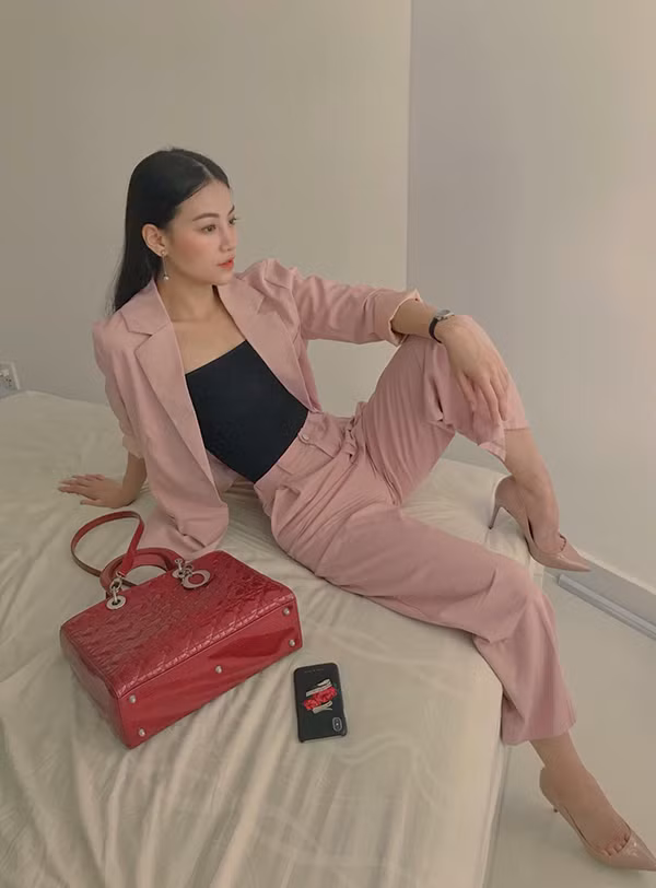 Hoa hậu Phương Khánh nhận được nhiều lời khen ngợi về nhan sắc đời thường và phong cách street style sành điệu.