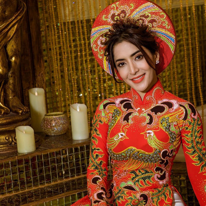  Nhưng trong suốt chiều dài sự nghiệp khá đình đám, cô cũng có một bê bối lớn, đó là việc bị phanh phui yêu chồng một diễn viên đàn chị, làm tình nhân của đại gia vào năm 2011. Scandal này khiến tên tuổi cô bị ảnh hưởng khá nghiêm trọng, bị các đài truyền hình cấm cửa.