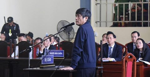 Cùng với Phan Văn Vĩnh, bị cáo Nguyễn Thanh Hóa bị VKS nhận định có biểu hiện bảo kê cho Tổ chức đánh bạc. Cùng với Phan Văn Vĩnh, bị cáo Nguyễn Thanh Hóa bị VKS nhận định có biểu hiện bảo kê cho Tổ chức đánh bạc.
