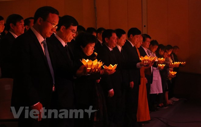 Đèn hoa đăng được thắp lên để tướng nhớ những người đã mất vì tai nạn giao thông. (Ảnh: Việt Hùng/Vietnam+)